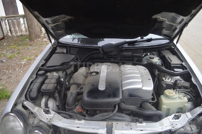 Mercedes E 270 2000, 208,000 km - 2.7 л - Astara