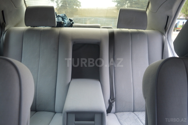 Mercedes E 270 2000, 208,000 km - 2.7 л - Astara
