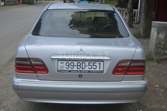 Mercedes E 270 2000, 208,000 km - 2.7 л - Astara