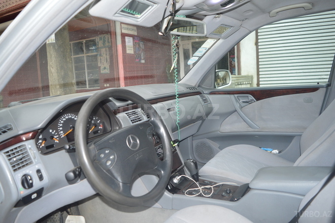 Mercedes E 270 2000, 208,000 km - 2.7 л - Astara