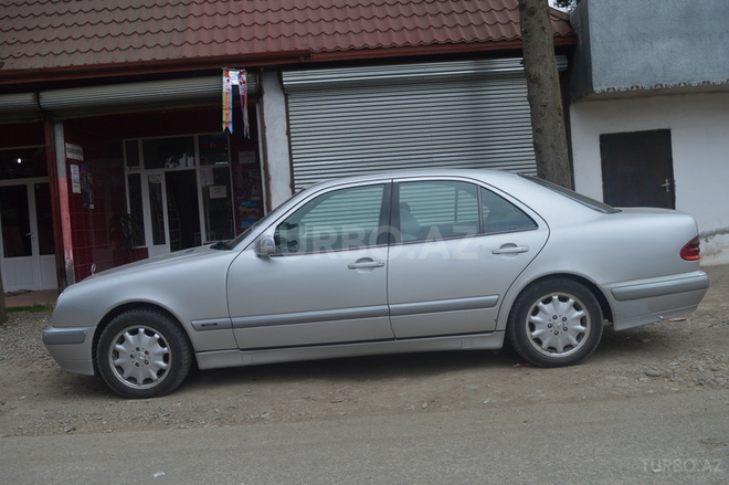 Mercedes E 270 2000, 208,000 km - 2.7 л - Astara