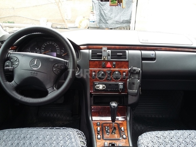 Mercedes E 220 1999, 270,000 km - 2.2 л - Sumqayıt