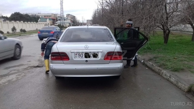 Mercedes E 220 2001, 373,000 km - 2.2 l - Bakı