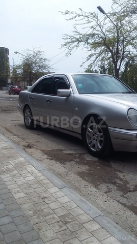 Mercedes E 240 1997, 290,000 km - 2.6 l - Bakı