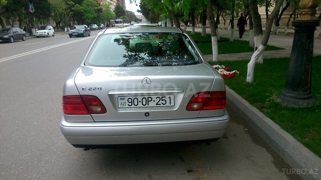 Mercedes E 220 1999, 235,000 km - 2.2 l - Sumqayıt