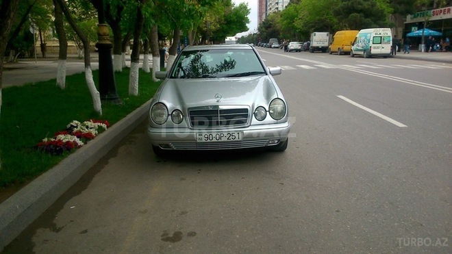 Mercedes E 220 1999, 235,000 km - 2.2 l - Sumqayıt
