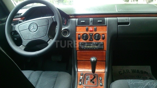 Mercedes E 220 1999, 235,000 km - 2.2 l - Sumqayıt