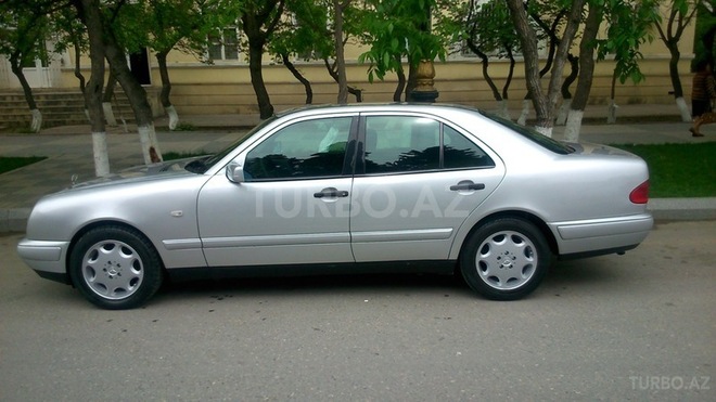 Mercedes E 220 1999, 235,000 km - 2.2 l - Sumqayıt