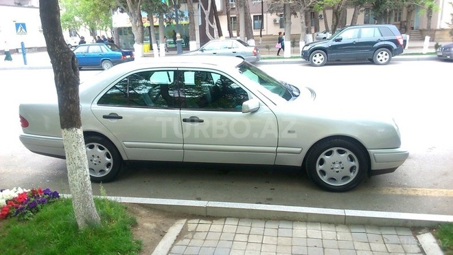Mercedes E 220 1999, 235,000 km - 2.2 l - Sumqayıt