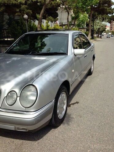 Mercedes E 240 1997, 210,000 km - 2.4 l - Bakı