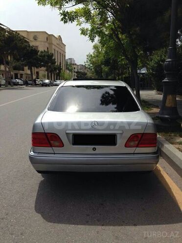 Mercedes E 240 1997, 210,000 km - 2.4 l - Bakı