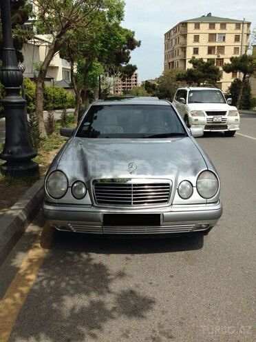 Mercedes E 240 1997, 210,000 km - 2.4 l - Bakı
