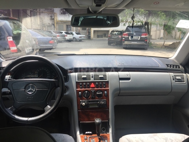 Mercedes E 240 1998, 237,412 km - 2.4 l - Bakı