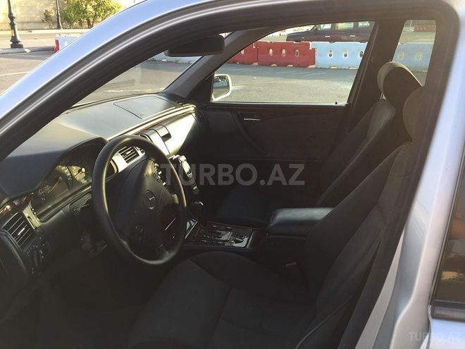 Mercedes E 280 2001, 205,555 km - 2.8 l - Bakı