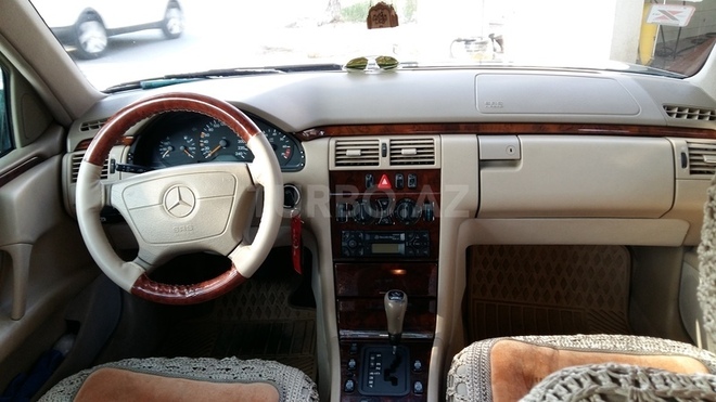 Mercedes E 240 1998, 185,500 km - 2.4 l - Bakı