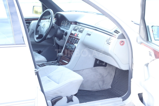 Mercedes E 230 1997, 251,000 km - 2.3 l - Bakı