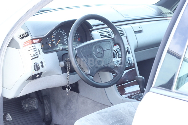 Mercedes E 230 1997, 251,000 km - 2.3 l - Bakı