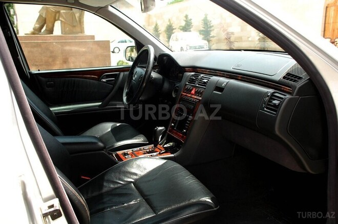 Mercedes E 220 2002, 272,000 km - 2.2 l - İmişli