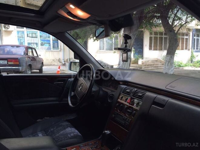 Mercedes E 240 1999, 120,000 km - 2.6 l - Bakı