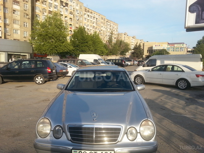 Mercedes E 220 2001, 255,500 km - 2.2 l - Bakı