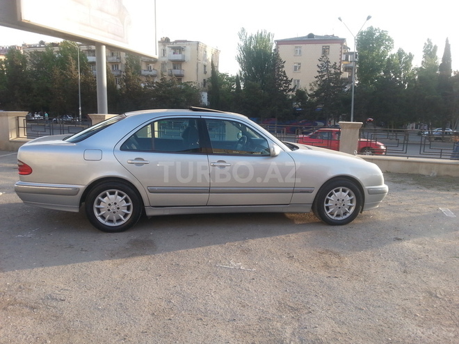 Mercedes E 220 2001, 255,500 km - 2.2 l - Bakı