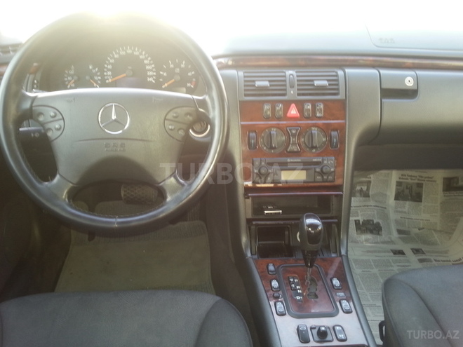 Mercedes E 220 2001, 255,500 km - 2.2 l - Bakı