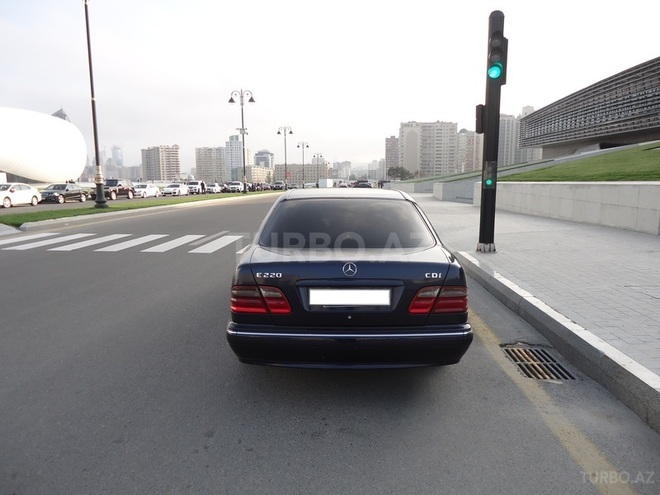 Mercedes E 220 2000, 176,546 km - 2.2 l - Bakı
