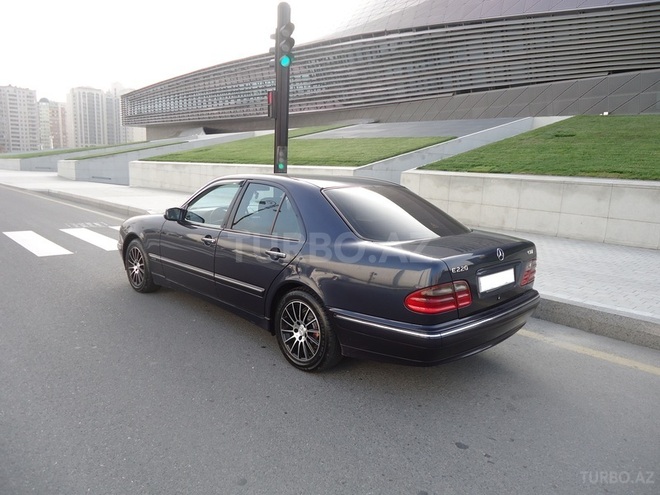 Mercedes E 220 2000, 176,546 km - 2.2 l - Bakı