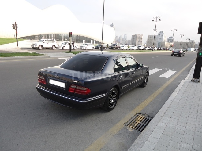Mercedes E 220 2000, 176,546 km - 2.2 l - Bakı