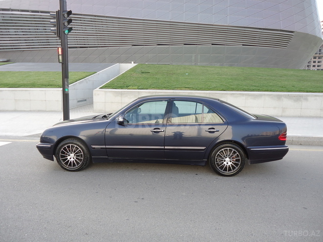 Mercedes E 220 2000, 176,546 km - 2.2 l - Bakı
