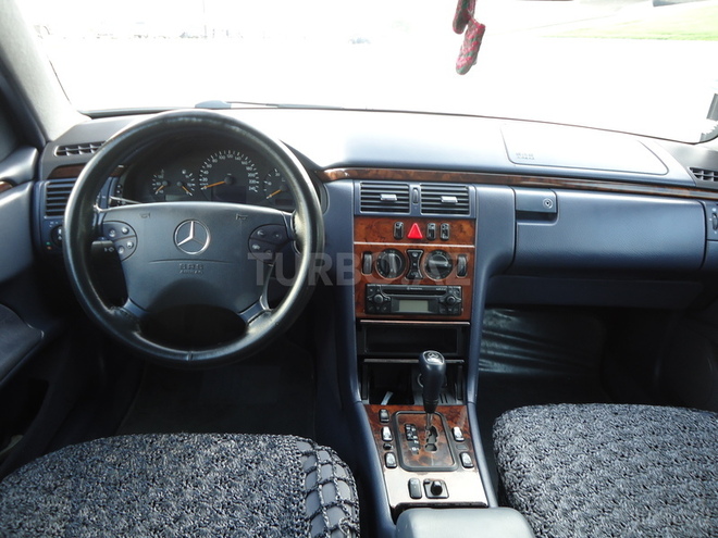 Mercedes E 220 2000, 176,546 km - 2.2 l - Bakı