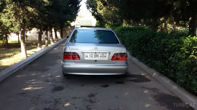 Mercedes E 220 2001, 239,348 km - 2.2 l - Bərdə