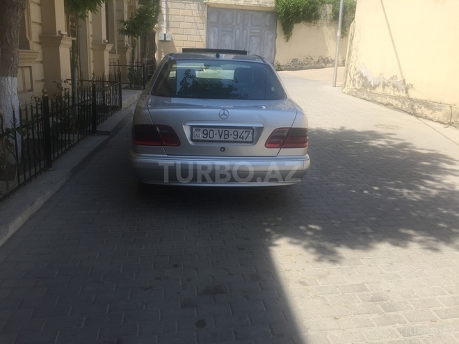 Mercedes E 220 2001, 245,000 km - 2.2 l - Bakı