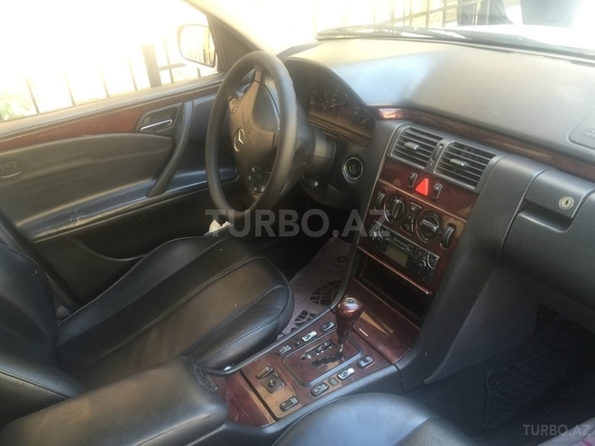 Mercedes E 220 2001, 245,000 km - 2.2 l - Bakı