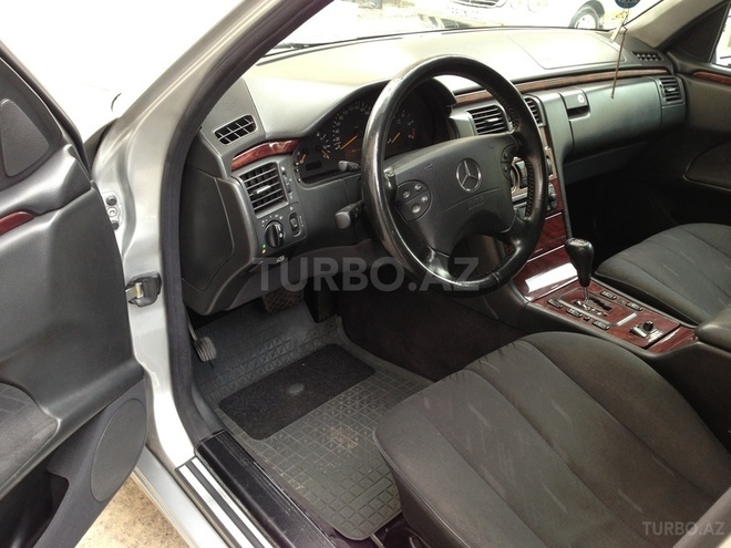 Mercedes E 220 2000, 322,834 km - 2.2 l - Bakı