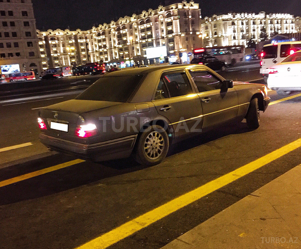 Mercedes E 220 1995, 454,000 km - 2.2 л - Beyləqan