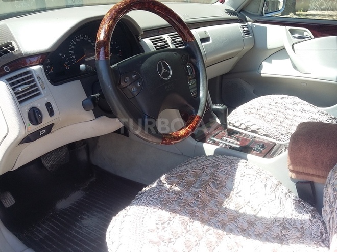 Mercedes E 220 2000, 226,450 km - 2.2 l - Gəncə