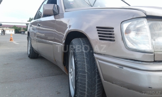 Mercedes E 250 1993, 18,306 km - 2.5 л - Yevlax