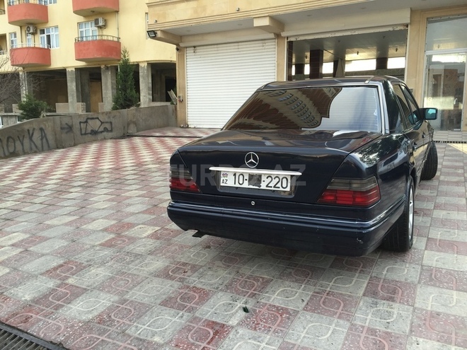 Mercedes E 220 1995, 380,000 km - 2.2 l - Bakı