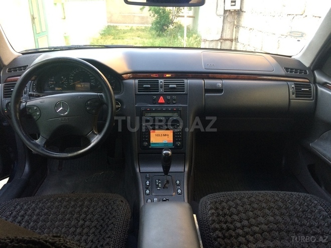 Mercedes E 220 2001, 253,223 km - 2.2 l - Bakı