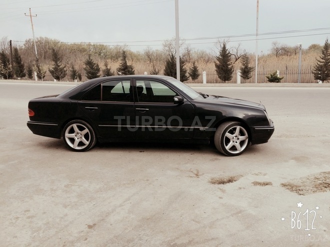 Mercedes E 220 2001, 253,223 km - 2.2 l - Bakı