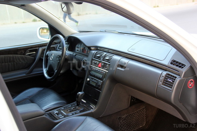Mercedes E 320 2001, 98,500 km - 3.2 l - Bakı