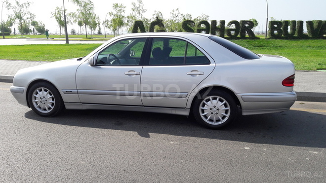 Mercedes E 220 2000, 181,000 km - 2.2 l - Bakı