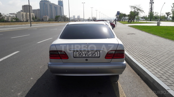 Mercedes E 220 2000, 181,000 km - 2.2 l - Bakı