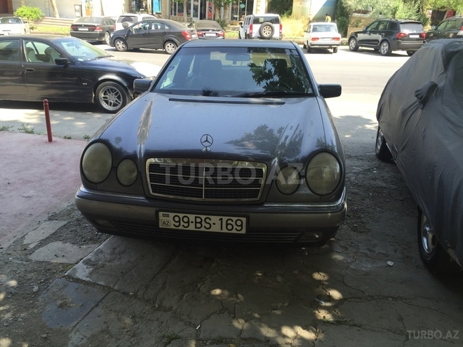 Mercedes E 220 2001, 270,090 km - 2.2 l - Bakı
