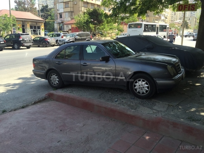 Mercedes E 220 2001, 270,090 km - 2.2 l - Bakı