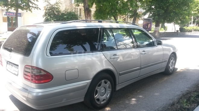 Mercedes E 220 2000, 255,000 km - 2.2 l - Şəki