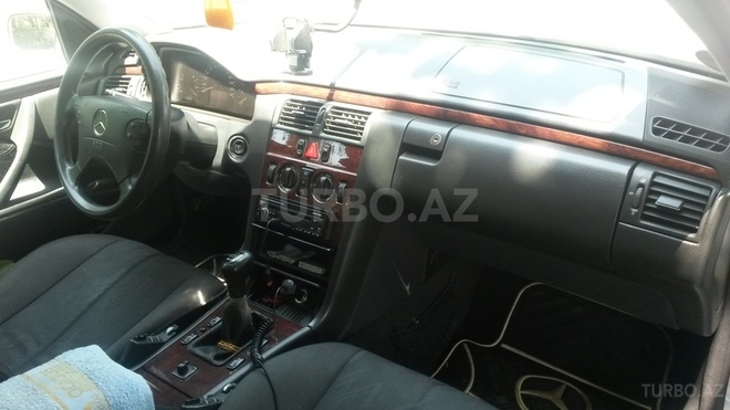 Mercedes E 220 2000, 255,000 km - 2.2 l - Şəki