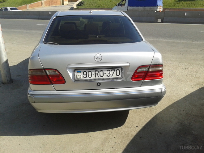 Mercedes E 270 2001, 172,000 km - 2.7 l - Bakı