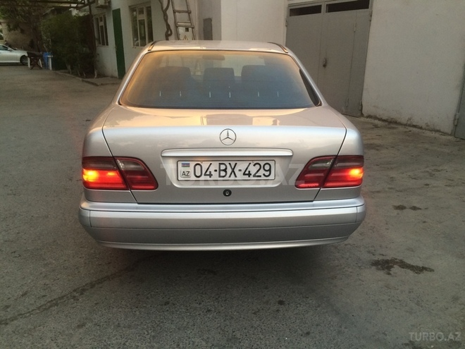 Mercedes E 220 2000, 270,000 km - 2.2 l - Bakı